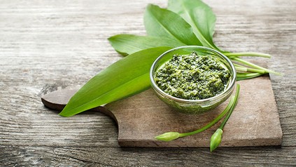 Eine Schüssel frisches Pesto