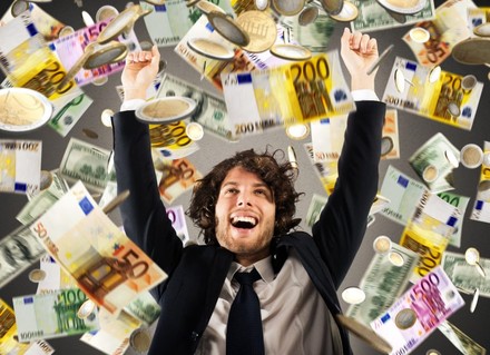 Mann mit Anzug im Geldregen