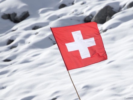 Schweizer Flagge im Schnee