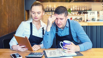 Zwei Gastronomen bei der Abrechnung