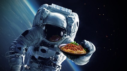 Astronaut mit Pasta