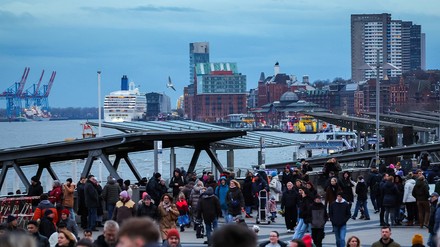 Touristen spazieren durch Hamburg im Winter.