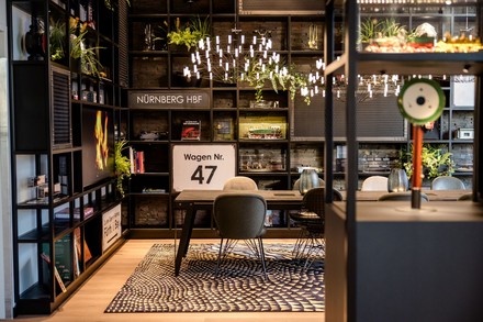 Das Re-Design des Motel One Nürnberg-City präsentiert sich ganz nach dem Motto „Der Weg ist das Ziel“ als nostalgischer Bahnhof. (Foto: © Motel One)