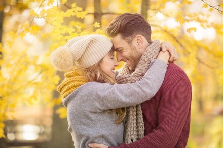 Paar, das sich verliebt in Händen hält