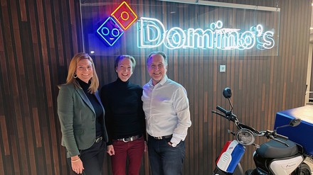V. l. n. r.: Kathrin Willhardt (Transgourmet), Maria Oehler (Domino’s) und John Harney (Domino’s)