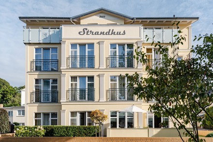 Das Drei-Sterne-Superior-Aparthotel Strandhus Familie Herrgott liegt nur wenige Gehminuten von der Ahlbecker Promenade an der Ostsee entfernt. (Foto: © HolidayCheck)