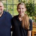 Inhaber Sinan Bozkurt und Management-Assistentin Jael Meyn freuen sich über die Auszeichnung: Das Restaurant Ronja im Ringlokschuppen hat den Metro Preis für nachhaltige Gastronomie 2023 gewonnen. (Foto: © METRO Deutschland / Photo by Jan Voth)