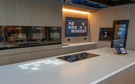 Das Miele Food Lab bei Living Tomorrow: Assistenzsysteme helfen beim Kochen, unterstützt durch Anleitung und Steuerung auf Bildschirmen und Bedienung auf der Arbeitsplatte. (Foto: © Miele)