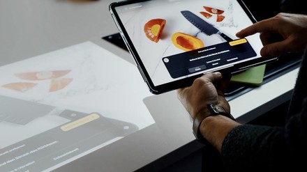 Mit einer Schritt-für-Schritt-Anleitung ist Kochen keine Frage der Vorkenntnisse oder des Alters. Die bei Living Tomorrow gezeigte Miele-Technologie beruht auf Prototypen. (Foto: © Miele)