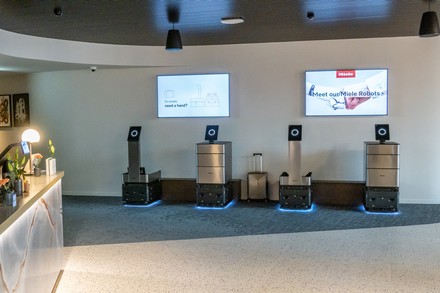 In der Lobby des Voco Hotels im Living-Tomorrow-Gebäude warten Miele-Serviceroboter auf Arbeit - als Kofferträger und für den Zimmerservice. (Foto: © Miele)