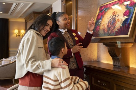 Für diejenigen, die mehr über das Hotel erfahren möchten, stehen spezielle Story Keepers bereit. (Foto: © Disney)
