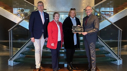 V. l. n. r.: Stephan Wachsmuth (Hoteldirektor centrovital), Romy Wassermann (Mitglied der Berliner Klassifizierungskommission des Dehoga), Christine Vitt (Klassifizierungsbeauftragte, Hoga Berlin Service GmbH, Jürgen Goerißen (Geschäftsführer centrovital) (Foto: © centrovital Hotel Berlin)