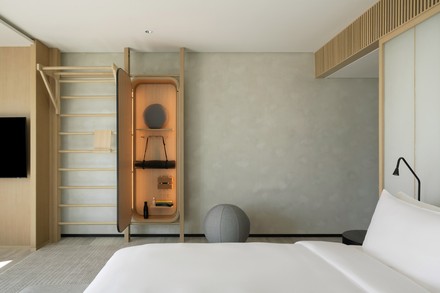 Jedes Zimmer im Siro One Za'abeel ist mit einem Schrank ausgestattet, in dem sich Trainingsutensilien wie ein Gymnastikball, Dehnungsbänder, ein Meditationskissen, eine Yogamatte und eine Streckleiter befinden. (Foto: © One&Only)