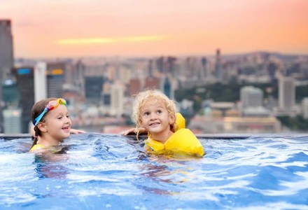 Zwei Kinder im Swimmingpool