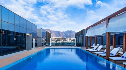 Pool mit Bar IntercityHotel Bawshar Muscat