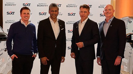 V. l. n. r.: Tim Vetters, Managing Director SIXT Germany; Satya Anand, President, Europe, Middle East & Africa, Marriott International; Vinzenz Pflanz, Chief Business Officer at SIXT; Neal Jones, Chief Sales & Marketing Officer, Europe, Middle East & Africa, Marriott International (Foto: © SIXT / PR)