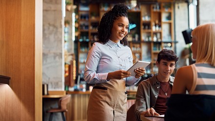 Bedienung nimmt Bestellung auf