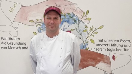 Gastronomie-Betriebsleiter Jan Schütt am Rebional-Standort in Hamburg (Foto: © Rebional)