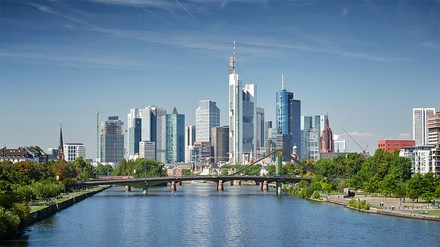 Frankfurt am Main ist beliebter Ort für Städtetourismus. (Foto: © Manuel Schönfeld/adobe.stock.com)