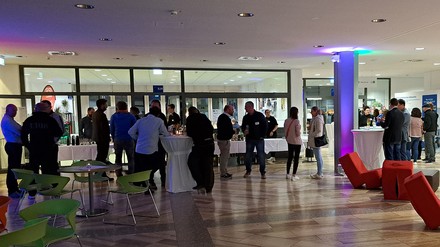 Bei der anschließenden Netzwerkparty „HOFA-Generations“ ließ man den Messetag in entspannter Atmosphäre ausklingen. (Foto: © HOGAPAGE/Sarah Kleinen)