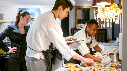 Die Azubis üben sich in der Küche des Victor’s Residenz-Hotel Schloss Berg. (Foto: © Victor’s Group, Andreas Schlichter)