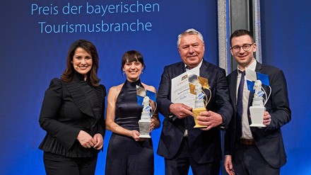 Staatsministerin Michaela Kaniber gemeinsam mit den TouBy-Preisträgern Julia Staudinger, Dietmar Hozapfel und Nico Cieslar bei der Preisverleihung in Berlin. (Foto: © Tourismus.bayern/ Gert Krautbauer)