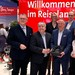 Jürgen Gangl (Mitte), 1. Vorsitzender der Hoteldirektorenvereinigung Deutschland und General Manager im Park Inn by Radisson Berlin Alexanderplatz, nimmt den Ehrenpreis des Tourismusausschuss des Bundestages entgegen. Mit dabei unter anderem: Jana Schimke (2. v. r.), Vorsitzende des Tourismusausschuss des Bundestages, Stefan Schmidt (2. v. l.), Tourismuspolitischer Sprecher Bündnis 90/Die Grünen, Anja Karliczek (2. Reihe l), Tourismuspolitische Sprecherin CDU/CSU, und Mitglieder des Tourismusausschuss des Bundestages. (Foto: © HDV)
