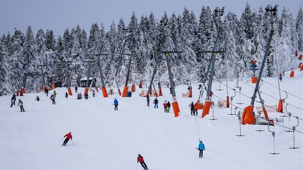 Wintersportler im Skigebiet am Fichtelberg (Foto:© picture alliance/dpa | Jan Woitas)