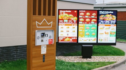 Payment-Terminal und QR-Code-Scanner sind jetzt direkt in der Sprechsäule integriert. (Foto: © Smoothr)