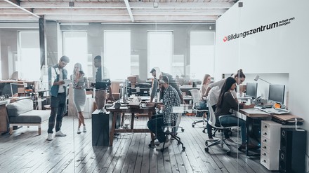 Das Bildungszentrum Arbeit-von-morgen, ist ein TÜV-zertifizierter und gesetzlich anerkannter Bildungsträger. (Foto: © Bildungszentrum Arbeit-von-morgen)