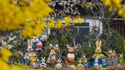 Unzählige Osterhasenfiguren stehen in einem Garten. (Foto: © picture alliance/dpa | Patrick Pleul)