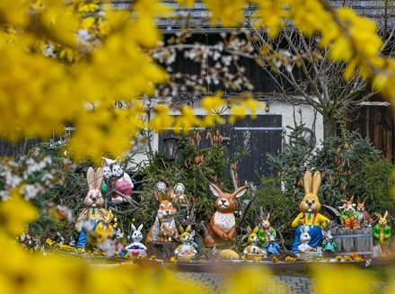 Unzählige Osterhasenfiguren stehen in einem Garten. (Foto: © picture alliance/dpa | Patrick Pleul)
