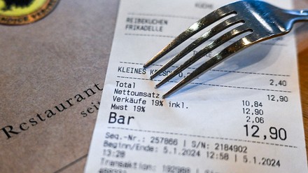 Seit dem 1. Januar 2024 gilt in der Gastronomie auch für Speisen wieder der normale Mehrwertsteuersatz von 19 Prozent. (Foto: © picture alliance/dpa | Jens Kalaene)