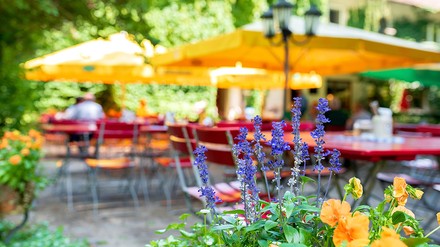 Ein Biergarten mit Blumen im Sommer. (Foto: © www.push2hit.de/stock.adobe.com)