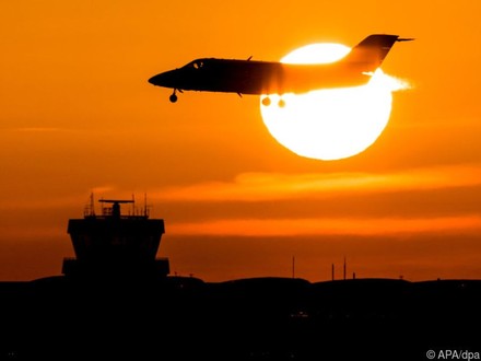 Flugzeug vor Sonnenuntergang
