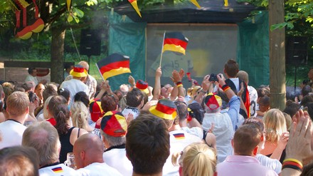 Public Viewing im Biergarten. (Foto: © Lydia Geissler/stock.adobe.com)