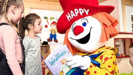 Happy, das Maskottchen von Familotel, freut sich ganz besonders über 30 Jahre Familotel. (Foto: © Familotel)