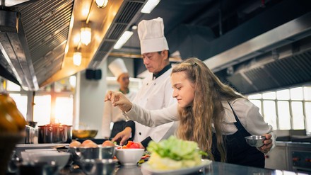 Gerade in der Gastronomie werden seit Jahren händeringend Azubis gesucht – um so erschreckender die Zahl der Menschen ohne Berufsabschluss. (Foto: © Aunging/stock.adobe.com)