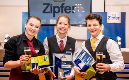 Teresa Neulinger, Anna Schoißengeier und Johannes Horak mit Bier und ihren Preisen in den Händen