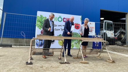 Andreas Igel, Bürgermeister Ludwigsfelde, Klaus Kühn, Gründer und Geschäftsführer der Drei Köche GmbH, und Jacqueline Hein, Gründerin und Geschäftsführerin der Drei Köche GmbH. (Foto: © Drei Köche)