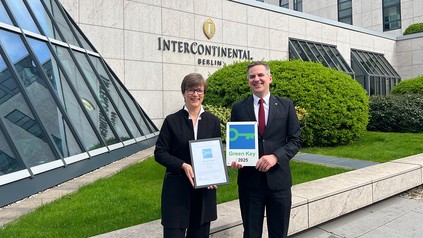 Katharina Eycke / Project Manager Sustainability InterContinental Berlin und General Manager Sebastian Germershausen (Foto: © InterContinental Berlin)