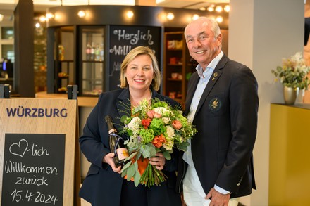 Hoteldirektorin Jasmin Kohlbrecher empfängt Alexander Pusch