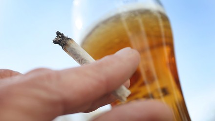 Ein Bier und ein Joint
