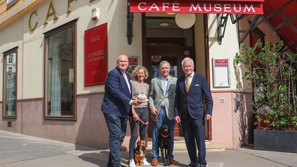 V. l. n. r. Cafétiers Berndt Querfeld und Irmgard Querfeld mit den Verpächtern Heinrich Pretscher und Alexander Rokitansky