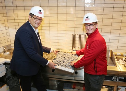 Im Bild zu sehen sind links der Bereichsleiter Matthias Steck und rechts Betriebsleiter Björn Hiller (Foto: © Sandra Biegger)