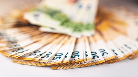 Geldfächer aus 50- und 100-Euro-Banknoten