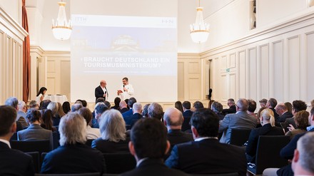 Über 180 Gäste aus Politik, Wissenschaft und Gastwelt diskutierten bei einem parlamentarischen Abend und einem internen Roundtable über die Zukunft der Branche und die bevorstehende Bundestagswahl 2025. (Foto: © DZT)