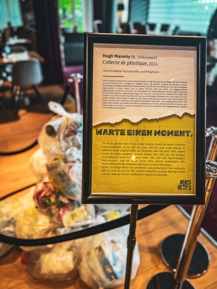 Hinweisschild zur Kunstinstallation