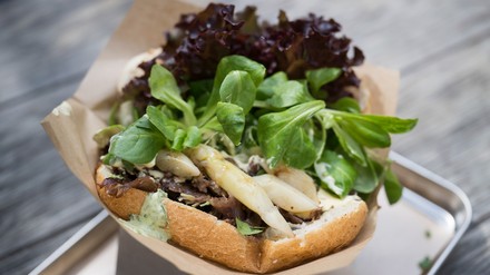 Ein Döner mit Spargel unter dem Namen „Döner Beelitzer Art“ steht im Restaurant Kebap with Attitude auf einem Tisch. (Foto: © picture alliance/dpa/Sebastian Gollnow)