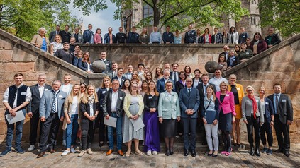 Als feierlichen Höhepunkt des Tages verlieh Ministerialdirektor Dr. Markus Gruber Amtschef des Bayerischen Staatsministeriums für Familie, Arbeit und Soziales (vordere Reihe, 6. v. r.), gemeinsam mit „Dehoga Bayern“-Präsidentin Angela Inselkammer (vordere Reihe, 7. v. r.) und Markus Lötzsch, Hauptgeschäftsführer der Industrie- und Handelskammer Nürnberg für Mittelfranken (zweite Reihe, 4. v. r.), die Ernennungsurkunden an die 25 neu ernannten Ausbildungsbotschafter für drei Jahre und 37 Top-Ausbildungsbetriebe der bayerischen Hotellerie und Gastronomie. (Foto: © Hendrik Steffens)